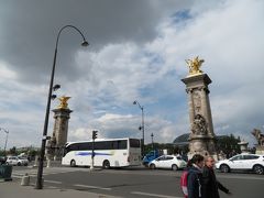 パリで最も美しいと言われるアレクサンドル３世橋
交通量が多いので渡ってません