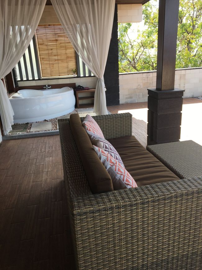 私は上階のバルコニー付きの部屋で極楽気分を味わいました。