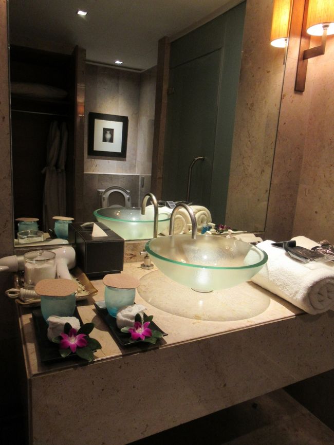 オイルを選んだ後はお部屋へ<br />まずバスルームで着替え。