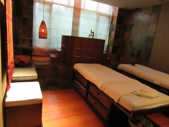 ベッドの横にある椅子で足を洗い<br />ベッドでマッサージ。<br />とっても気持ち良かった！！<br />ハーブボールはプレスはよかったけど、お腹に置かれた時は熱くなっちゃったので外してもらいました。<br />初めてのホテル内スパでのマッサージは至福の時となりました♪