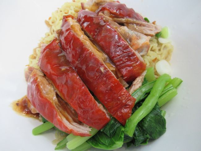 ホテルの近くでタイ古式マッサージを受けていた旦那さんと合流、お昼ご飯を食べにアマリンプラザのフードコートへ。<br />緑の丼マークのアヒル肉専門店「Wuttikorn Roasted Duck」でバミーペッ(ト)55B<br />うまうまです！！