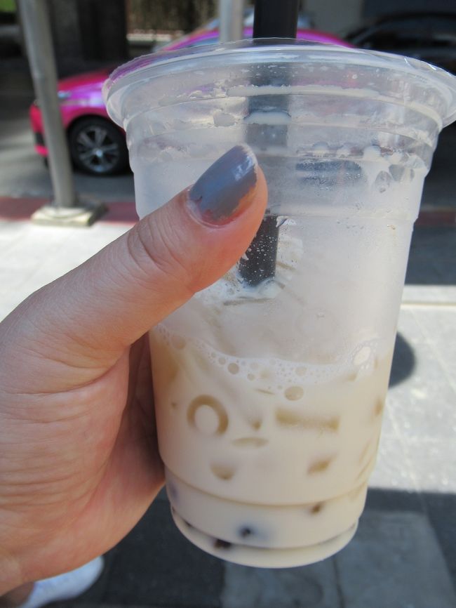 もうほとんど残っていませんが、プルンチット駅のバス停近くでタピオカミルクティをゲット。<br />シャトルバスでホテルに戻りチェックアウトします。