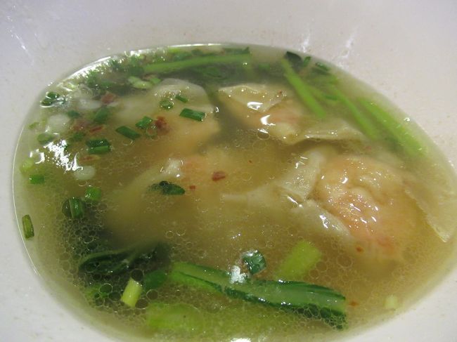 あっという間に夕方。<br />またまたアマリンプラザフードコートへ。<br />お昼時はものすごい人だったけど、夕方はガラガラ。お店もけっこう閉まっていて、狙っていたものにありつけず(T-T)<br />えびのワンタンスープをおいしくいただきました。