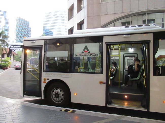 このシャトルバスには何度もお世話になりました。プルンチットの駅まで歩ける距離だけど、なんせ暑いので。<br /><br />このあと、ホテルからスワンナプーム空港までタクシーで移動。このタクシーの運ちゃん、すごいドライビンクでした。ある意味恐怖体験(笑)。一度は脱輪するんじゃないかと思ったけど、小一時間で空港に到着。すごい渋滞を運ちゃんの「ヒャッホー」という雄叫びとともにすり抜ける、ヒヤヒヤドキンチョの1時間でした。<br /><br />翌日朝が早いため、最終日はスワンナプーム空港のノボテルに宿泊します。<br />空港からホテルまではシャトルバスで移動します。<br />4番の出口付近にホテルブースがあるのでそちらに行けばOK。<br />ホテルに向かいます。