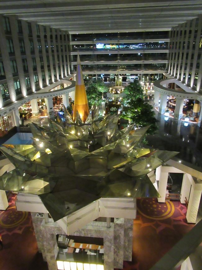 ロビーはひらびろ