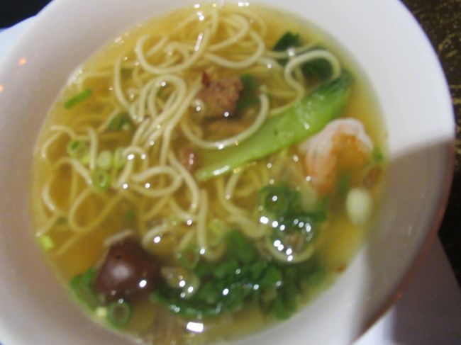 タンツー麺<br /><br />数日前第2ターミナルで食べたほうがおいしかった。<br />第1ターミナルでは茹でてある麺に熱いスープをかけるだけだったからかな。<br />以前はちゃんと湯がいてくれてたと思うんだけど。。。<br />タイミングの問題なのかな？