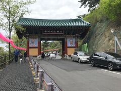 来ました道詵寺入口。工事してた歩道もしっかり出来上がってました。入口から3キロくらいかな。元気な人はぜひ登ってください。なお、背面は北漢山登山入口です。