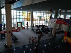 マカオの空港も、度々利用していますが、
その度に混雑が増しているような気もします。
成田行きもありましたが、東南アジア方面への
LCCが頻繁に出発していました。