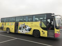 熊猫大道駅で地下鉄を降り、地上に上がると、成都パンダ繁殖研究基地の入場券とそこまでのバスの片道乗車券がセットになっているチケットを購入！
パンダバスに乗って出発です！