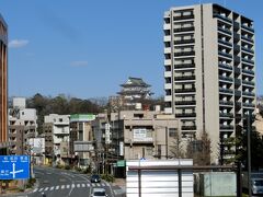 歩道橋の上に戻って、何が見えるのかな、とか思っていたら、

城？

亥鼻城というお城が昔あったのですが、今見える天守閣のようなものは持っていなかったようで、こちらは、いわば、現代版。
この旅行記のタグには「亥鼻城」と打っちゃいましたが、この「お城」のような建物は、博物館らしいです。