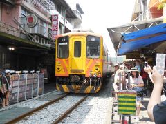 名物、十分老街をゆっくり走る平渓線気動車。
観光客みんな撮るとる。江ノ電みたい（姉妹提携したけど）。