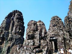 アンコール・トムの中にある、バイヨン寺院へやって来ました。
アンコール・トムとは、大きな都という意味。3km四方の塀に囲まれた城塞都市です。
その中にあるのが、バイヨン寺院。