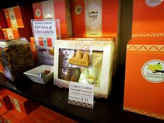 …と思ったら、ランチの前にお土産屋さんに立ち寄りでした。
アンコール クッキーショップ
2004年に日本人女性により創業された、日本人に大人気のクッキーショップ。味はどれもクセがなく美味。アンコールワットの形を模しているのも人気のポイント。パインのクッキーが美味しかったので、5箱購入したら1箱オマケが付いてきました♪＼(^o^)／ﾗｯｷｰ