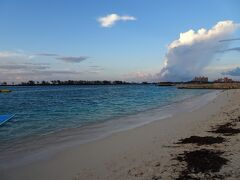 まずは近くの「ジャンカヌー・ビーチ」（Junkanoo Beach）に行ってみましたが、夕暮れ時なので、それほど綺麗には見えませんでした。
ここでスマホを紛失して焦りましたが、砂浜に落ちているのを発見して一安心。しかし貴重な時間をロス。