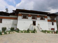 続いて、シムトカ・ゾン。ゾンとは、県庁や僧院が一体となっている城塞建築のことで、各地に建てられています。ゾン巡りは、ブータン観光の中核のひとつです。