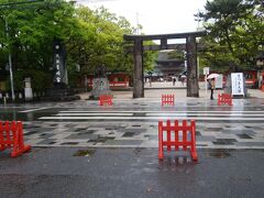 筥崎宮　鳥居の先が本殿。雨に新緑が美しい。