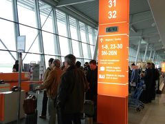 時間通りにワルシャワ到着。「フレデリック・ショパン空港」ですって。
殆どの乗客がトランジットなのに、乗換え通路の狭いこと！ 長蛇の列ができました。ここら辺が共産国なのかな？
シェンゲン協定でEUへの入国審査はここで済み、あとは国内線の扱いです。