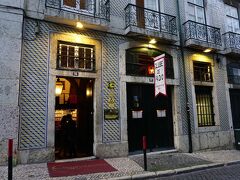 ガイドブックにも載ってる有名なお店 Clube de Fado

予約して行ったんだけど、じつは予約日を間違えていて（笑）、
「あなたの予約は明日ですよ…でも入れるからちょっと待って！」と、
席を用意してくださいました…謝謝…お恥ずかしい。

でも、満席だったので、予約は must と思います。