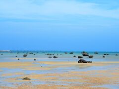 宮古島、3日目です。
ゲストハウスで朝食を食べて、荷物をまとめてチェックアウトしました。

2泊お世話になったゲストハウスのオーナーさんとお別れして、まずは下地島の方へ行ってみました。
息子は車に乗ってすぐ寝落ち。

佐和田の浜が見えるところで車を停めてしばし眺めてました。
岩がゴロゴロ。
向こうに下地島空港の進入灯が見えます。