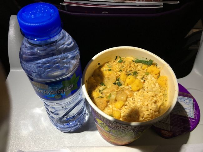機内食<br />上のホットサンド、夫から私達へ回ってきました。<br />食べ盛りの息子も一口で良かったみたい。笑<br />カップ麺選ぶのはLCCあるある⁈タイ便でもカップ麺食べたなあ。<br />ルーロー飯など売切れがありました。機内食は早目に頼むのが安心かも。