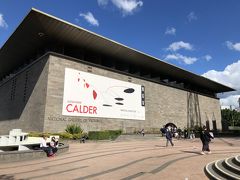 お次は橋を渡ってその先にあるビクトリア国立美術館です。
美術、芸術には疎いですが、せっかくですから。