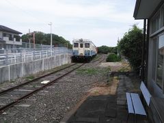 阿字ヶ浦駅のホームの先には古い列車が停まっていました。