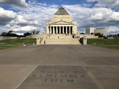 こちらの建物は第一次世界大戦や第二次世界大戦の犠牲者を祀る為に建てられたそうです。
ですが建物を見るとその後のマラヤ非常事態、朝鮮戦争やベトナム戦争、マレーシア紛争の刻印もあり合わせて祀られている様です。