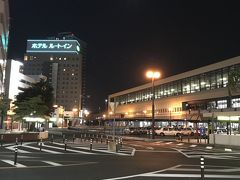 きれいな月夜。2泊したホテルは駅近で便利だった。