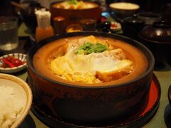 1番人気メニューの豆腐かつ煮定食、1,350円。
お味は…非常に普通 (^_^;)
並んでまでは食べないなぁ。
箱根価格だし…。