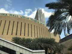 本日のホテルは、The Address Dubai Marina。（写真奥の高いビル）
ドバイマリーナのど真ん中に位置し、ドバイマリーナモールに隣接したホテル。
