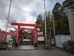 すぐ隣には三光稲荷神社