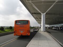 道路も混雑することなく，ハノイ駅から約50分で国際線Ｔ２に到着。