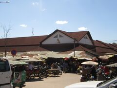 元気を取り戻すため，市場（プサールー）へ行ってみる。