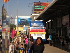 バスは10時頃に国境を出て，40分くらい走ってビエンチャンのタラート・サオのバスターミナルに到着した。