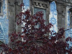 ホテルのあるバターリャ広場に面した
サント・イルデフォンソ教会。

アズレージョのファサードを彩るのは
紅葉に…