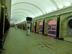 アドミラルチェイスカヤ駅のホーム．
他に宮殿風ホームの駅もありますが，このホームは日本よりは立派ですが，まあ普通です．

この駅，深さ105ｍで，世界一深い地下鉄駅だった．