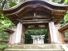 続いて徒歩で、月照寺へ。
思っより遠く、暑い中15分以上歩いたのでバスに乗ればよかったと途中で後悔しましたが（笑）

廟門の彫刻が見事です！