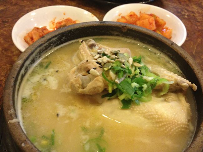 お昼は、今回も土俗村に参鶏湯食べに来ました。<br />おいしかった。お腹いっぱいε-(´∀｀; )<br /><br />カクテキのお土産も忘れずに購入！