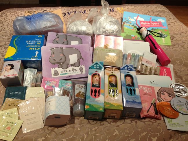 本日の戦利品。<br />明洞の街中で買った化粧品がメインです。<br />買い物が楽しくて仕方ない(笑)