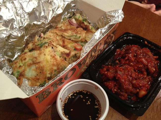 夕食は、疲れてしまったので、テイクアウトしてホテルで食べました。<br />チヂミと唐揚げ。