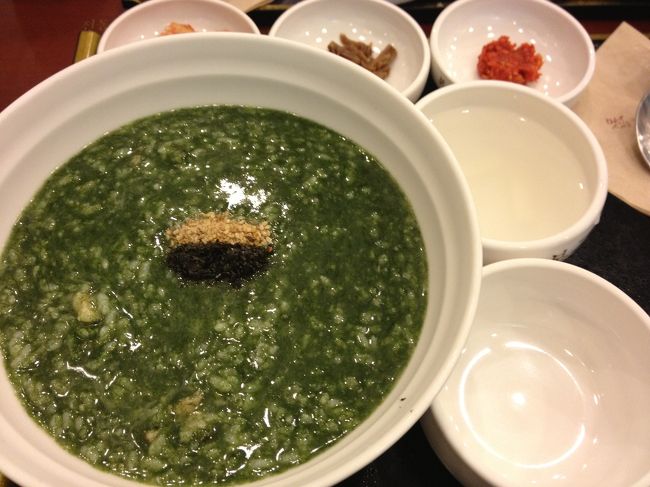お昼には、南大門でお粥を。<br />韓国に来たら、お粥食べないと！<br />アオサと牡蠣のお粥をいただきました。