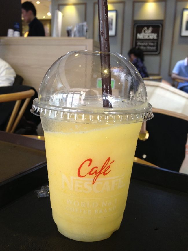 そして、明洞街歩きでショッピング♪<br />暑かったので、カフェで一休みしつつ…<br />マンゴースムージーが冷たくて美味しいです。<br /><br />夜はエステへ。<br />エステは、今回もドリームバスでよもぎ蒸しと経絡マッサージです！<br />他もやってみたけど、やっぱり一番気持ちいいのがここなんです。