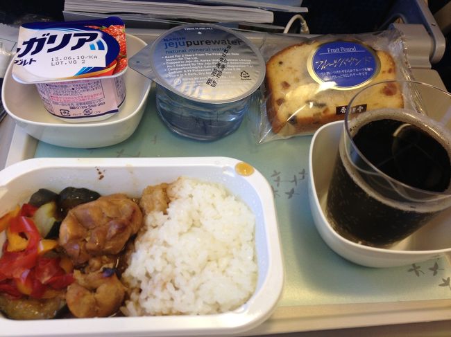 こちらが機内食です。<br />2時間のフライトですが、しっかりお食事が出ました。