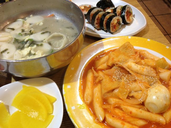 エステの後の夕食は、ホテル近くで、マンドゥ、キンパ、トッポキ。<br />気づいたら炭水化物オンリー（笑）<br />でも、美味しかった～(^-^)