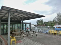 テラガハーバー
奥のガラスの部屋がイミグレ
ここを通過し乗船する