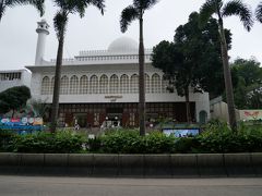 バス停の向かいぐらいに立派なモスクが
モスクは行ったことがないので中も見てみたかった（観光客が入ってもいいなら）