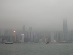 尖沙咀プロムナードから香港島の絶景を…って天気悪くて何も見えへーーん

でも靄がかってる感じがなんとなく不気味で厨二心がくすぐられる
