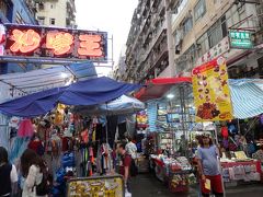 服やバッグ、雑貨などのお店がずらっーと並ぶ