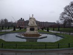 ケンジントン宮殿です。
ダイアナ元妃が亡くなるまでここで暮らし、
2013年からはウィリアム王子夫妻が居住しています。