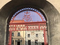 チェスキークルムロフ城の
入口の赤い門。